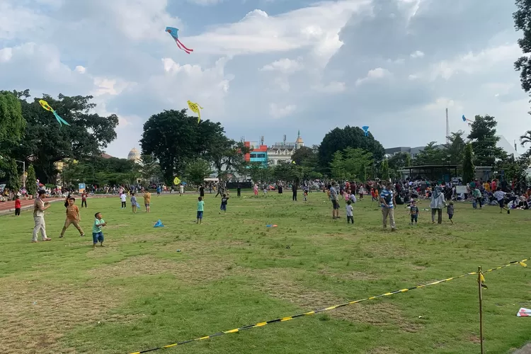 Kondisi rumput Alun-alun Kota Bogor sebagian mengalami kerusakan imbas dipadati pengunjung usai libur lebaran. 