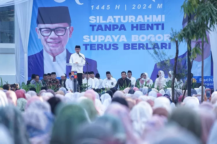 Wali Kota Bogor, Bima Arya memberikan sambutan dalam kegiatan halal bihalal di Alun-alun Kota Bogor. 