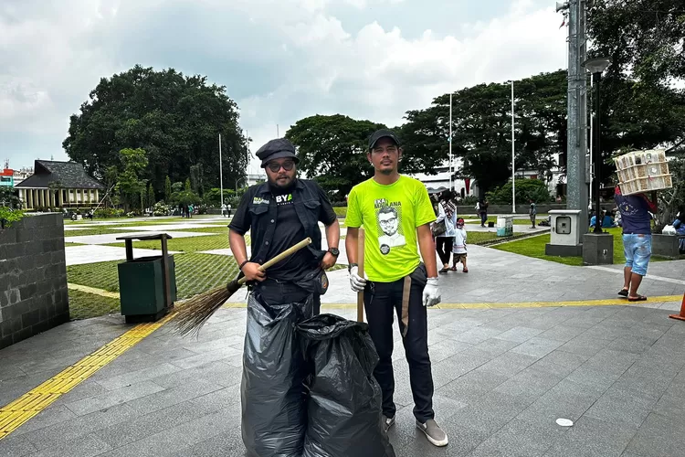 Relawan Bakal Calon Wali Kota Bogor Eka Maulana bebersih Alun-Alun Kota Bogor (Rifal/Metropolitan)