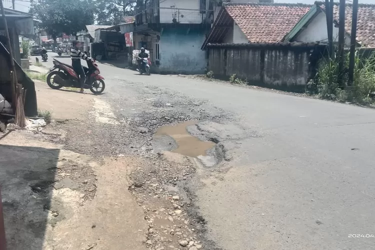 Kondisi jalan rusak di Jalan Cijeruk - Cipaku, Bogor. (Anto/Metropolitan)