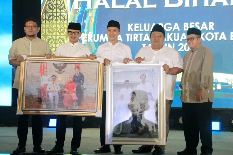 Wali Kota Bogor Bima Arya bersama jajaran direksi Perumda Tirta Pakuan (Perumda Tirta Pakuan)