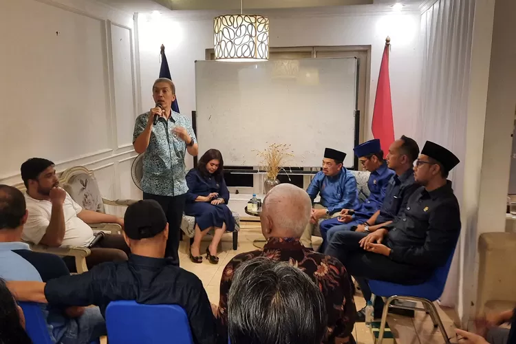 Wakil Wali Kota Bogor sekaligus Anggota PAN, Dedie A Rachim memberikan sambutan dalam kegiatan silaturahmi ke Kantor Sekretariat DPC Partai Demorkat Kota Bogor. 