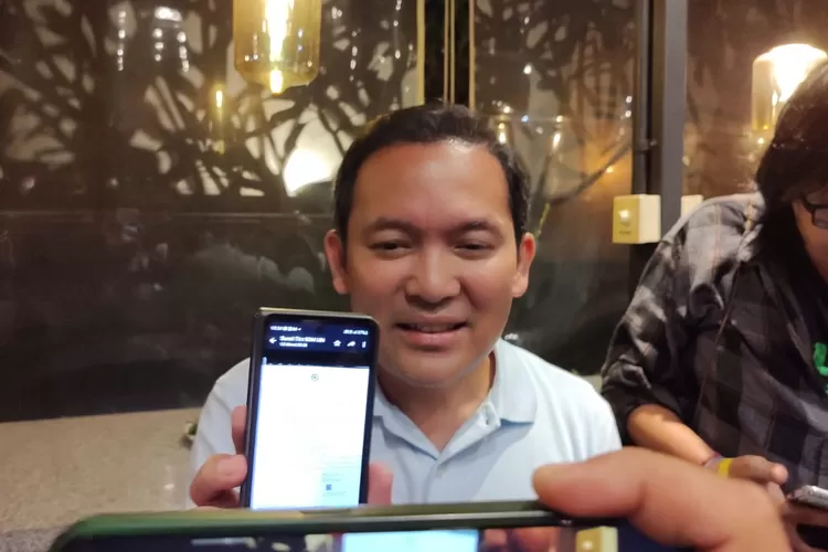 Bakal Calon Wali Kota Bogor dr Rayendra menunjukan SK mundur sebagai ASN karena serius maju sebagai bakal Calon Wali Kota Bogor pada Pilkada 2024. (istimewa)