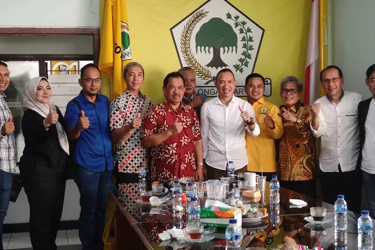 Jajaran pengurus DPD PAN Kota Bogor bersilaturahmi ke jajaran pengurus DPD Partai Golkar Kota Bogor. 