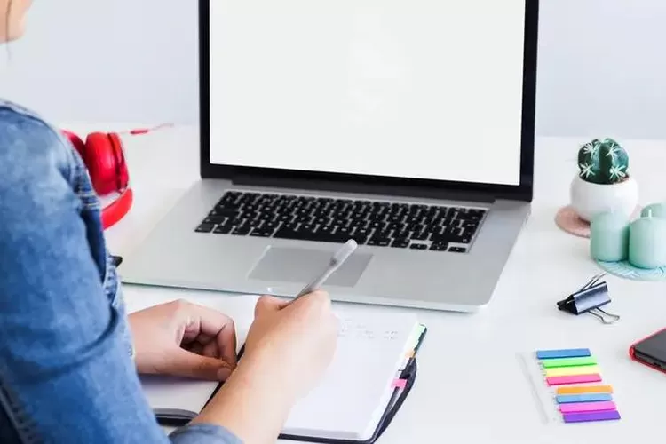 Salah satu alat modifikasi teks canggih bantu menjadikan seorang ahli bahasa dan keluar dari fase menjadi pembelajar salah satunya paraphrase tool. (Freepik)