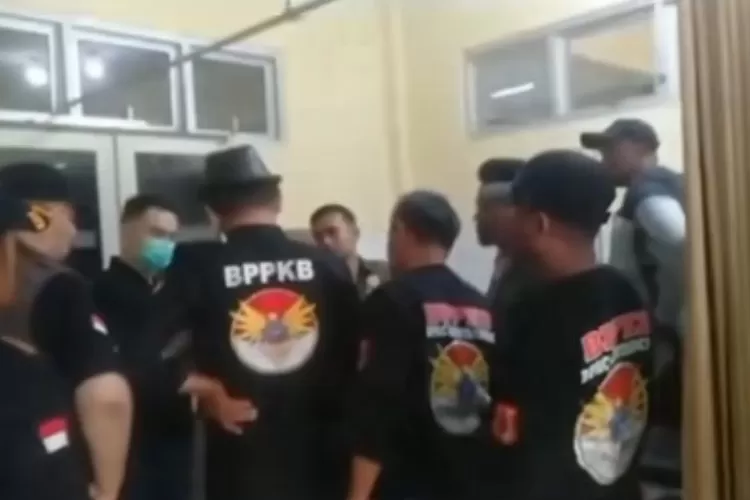 Sekelompok ormas yang mengenakan pakaian BPPKB dari wilayah Kecamatan Leuwisadeng, Kabupaten Bogor kedapatan mengamuk di Pusat Kesehatan Masyarakat (Puskesmas) dan memaki salah satu petugas medis. (Istimewa )
