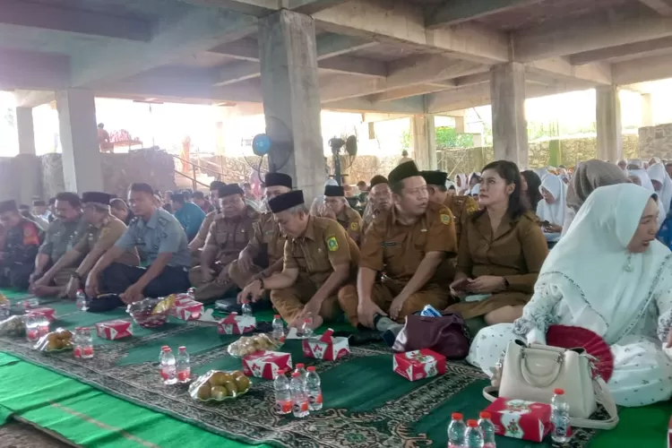 Acara halal bihalal yang diselenggarakan Forkopimcam Gunungsindur di Masjid Raya Jabal Nur dihadiri ribuan orang.  (Nasir/Metropolitan )