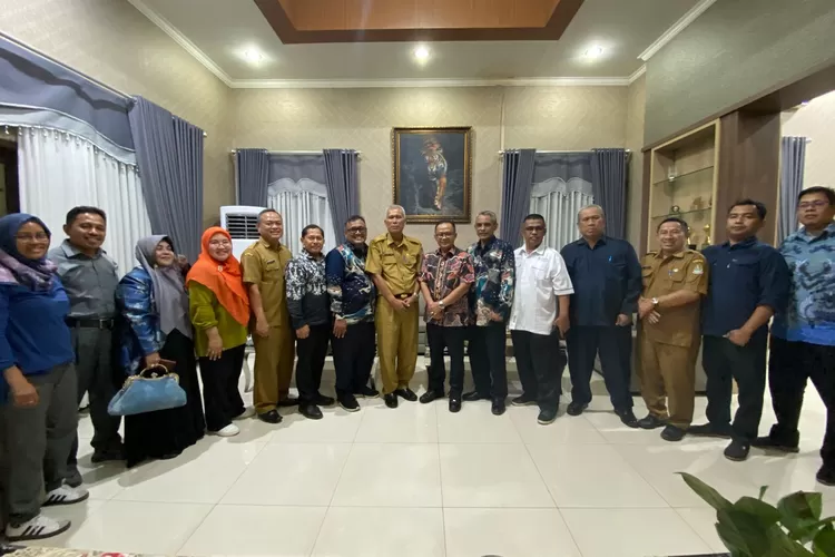 Pj Wali Kota Bekasi Gani Muhamad menerima kunjungan audiensi Badan Musyawarah Perguruan Swasta (BMPS) (Pemkot Bekasi)