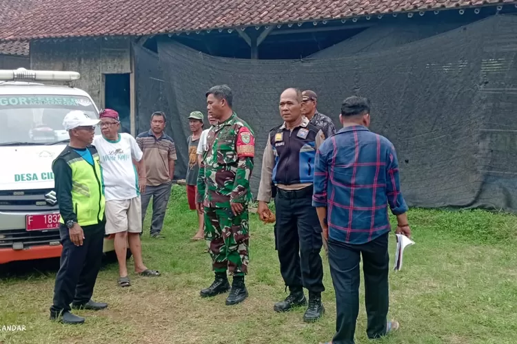 Proses evakuasi warga Desa Cibinong Kecamatan Gunungsindur, digemparkan oleh yang tergantung dengan tali plastik dan diduga bunuh diri.  (Nasir/Metropolitan )