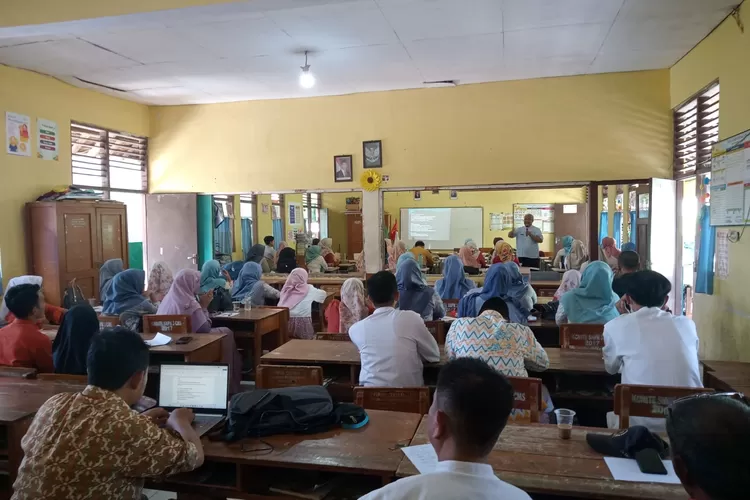 Guru SD se-Kecamatan Tamansari mengikuti pelatihan. 