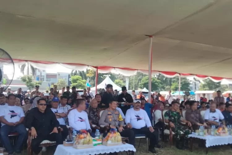 Bupati Karawang Aep Syaepuloh, memberikan apresiasi kepada para buruh pada Mayday 2024. (Samsudin/Metropolitan.id)