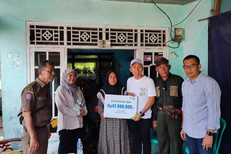 Keluarga almarhum relawan NasDem Karawang dapat bantuan dari BPJS Ketenagakerjaan (Samsudin/Metropolitan)