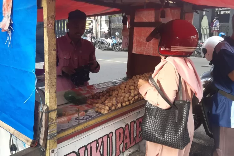 Pedagang duku di Purwakarta laris manis dan banyak diburu warga. (Herman/Metropolitan)