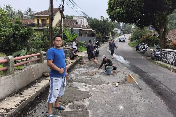 Warga Warungkupa, Desa Cijeruk dan Desa Warungmenteng Kecamatan Cijeruk, Kabupaten Bogor berinisiatif menambal jalan jalur Cijeruk - Cipaku. (Anto/Metropolitan )