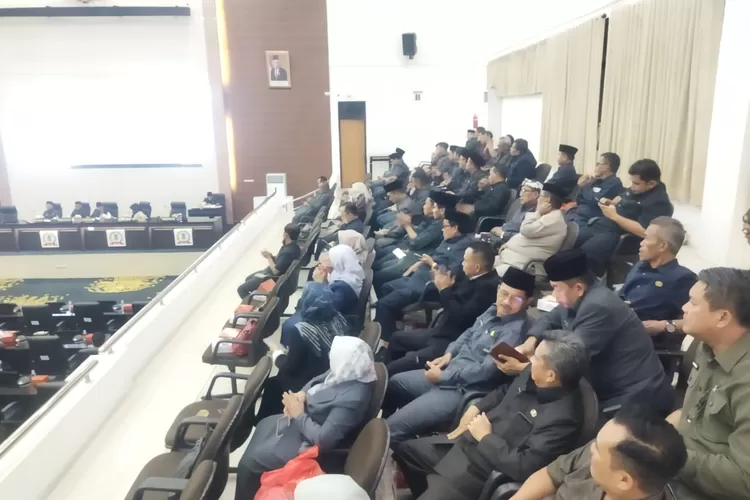 Suasana sidang paripurna LKPJ DPRD Kabupaten Karawang soroti sektor pendidikan yang masih bobrok. (Samsudin/Metropolitan)