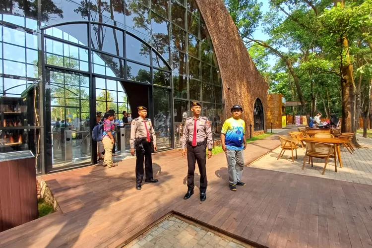 Polres Purwakarta menggencarkan patroli untuk mengamankan objek wisata saat libur weekend. (Herman/Metropolitan)