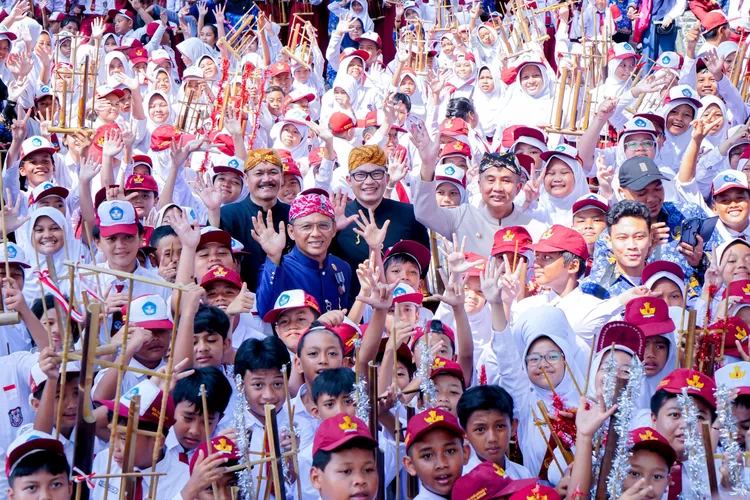 Perhelatan Hardiknas 2024 yang berlangsung semarak dan diikuti serentak praktik baik sebanyak kurang lebih 30.705 sekolah jenjang TK/PAUD, SD, SMP, SMA, SMK, dan SLB di Jawa Barat. (Dok Disdik Jabar)