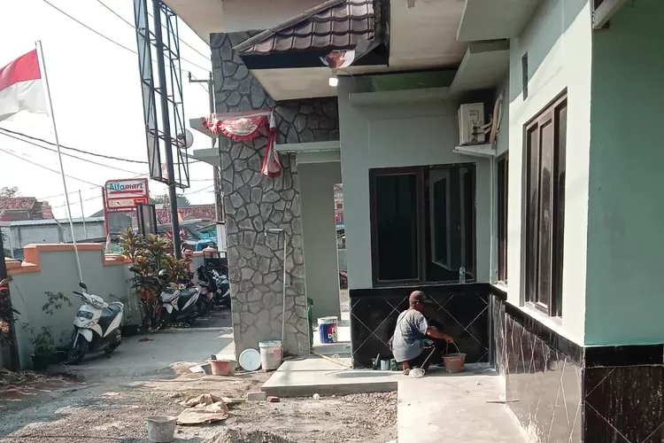 Kantor Desa Cikampek Timur Karawang mendapat renovasi. (Samsudin/Metropolitan.id)