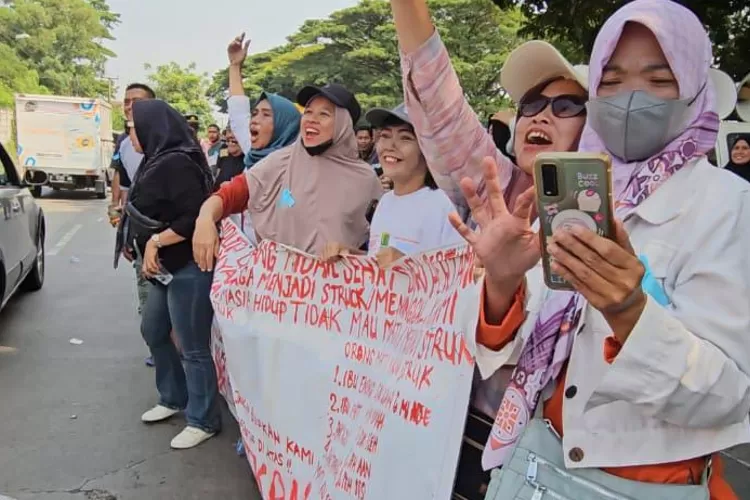 Ratusan warga Babakanbogor Desa Dawuan Barat Kecamatan Cikampek melakukan aksi di depan kantor PT Pertamina Cikampek (Samsudin/Metropolitan)