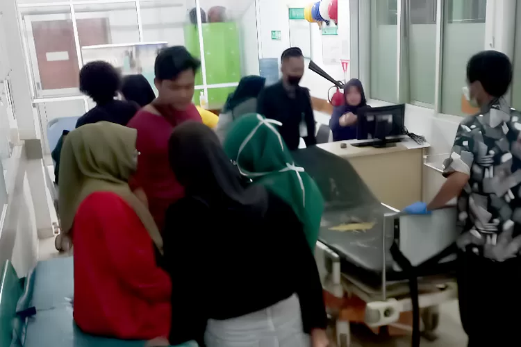  RSUD Bayu Asih Purwakarta menangani para pasien keracunan masal yang kembali terjadi di Kabupaten Purwakarta, pada Minggu 5 Mei 2024 (Diskominfo Purwakarta)