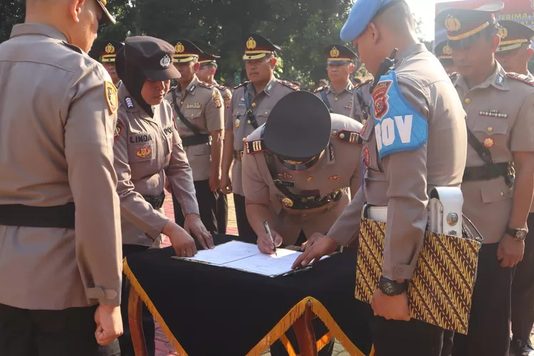 Polres Purwakarta menggelar upacara serah terima jabatan (sertijab) kapolsek, kasat dan kabag. (Herman/Metropolitan)