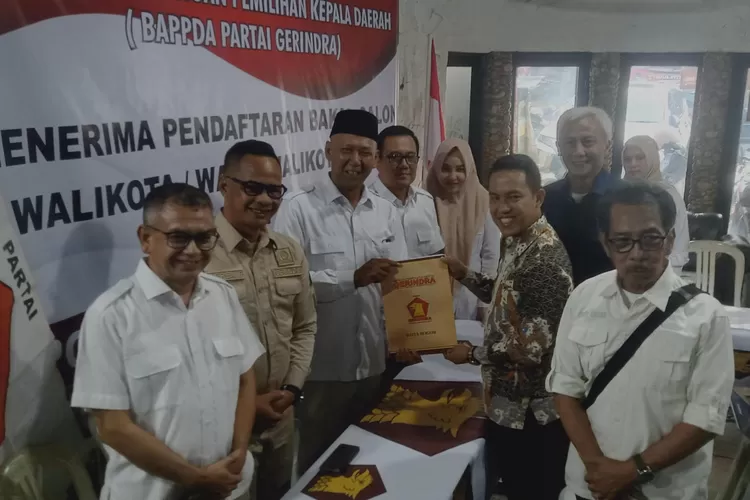 Bakal Calon Wali Kota Bogor Sendi Fardiansyah kembalikan formulir pendaftaran penjaringan bacawalkot Pilkada 2024. (Ryan/Metropolitan)