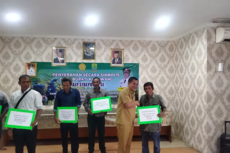 sebanyak 57 kelompok tani (poktan) di Kabupaten Karawang mendapatkan bantuan mesin pompa air dari Kementan (Samsudin/Metropolitan)