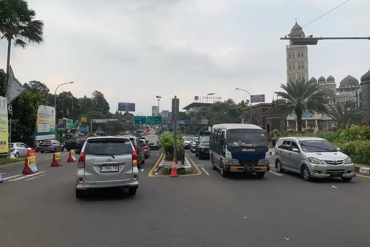 Situasi lalu lintas di kawasan Puncak Bogor pada akhir pekan libur panjang. (Rifal/Metropolitan)