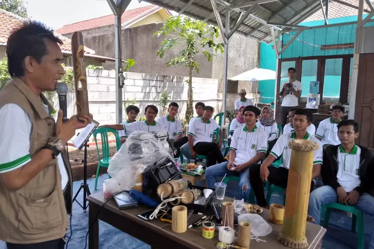 Sejumlah Warga Sukasari di ajarkan kerajinan bambu oleh budayawan Karawang (Samsudin/Metropolitan)