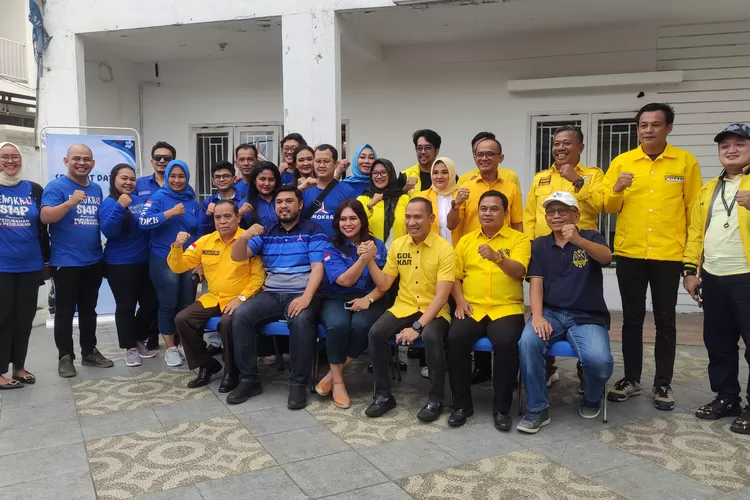 Foto bersama jajaran DPD Partai Golkar bersama Partai Demokrat Kota Bogor usai melakukan silaturahmi politik. 