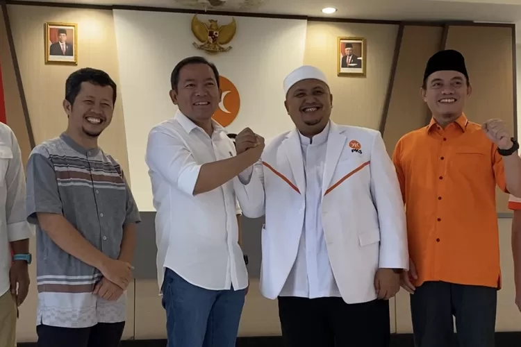 Dokter Rayendra foto bersama Ketua DPD PKS Kota Bogor, Atang Trisnanto dalam kegiatan silaturahmi.