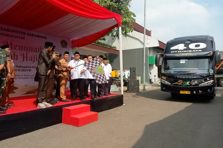 Jemaah haji kloter pertama di Kabupaten Karawang diberangkatkan dan dilepas oleh Bupati Karawang dan jajaran Kemenag. (Samsudin/Metropolitan)