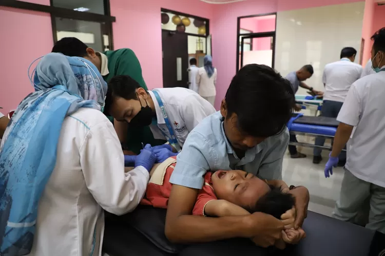 Khitanan massal yang digelar Pupuk Kujang di Cikampek (Samsudin/Metropolitan)