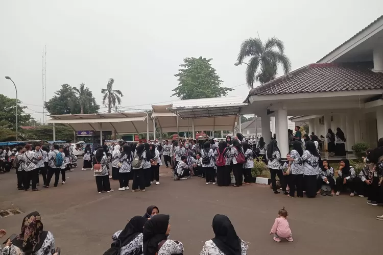 Ratusan&nbsp;guru honorer&nbsp;di Karawang menggeruduk Kantor Pemerintah Kabupaten (Pemkab) Karawang, (Samsudin/Metropolitan)