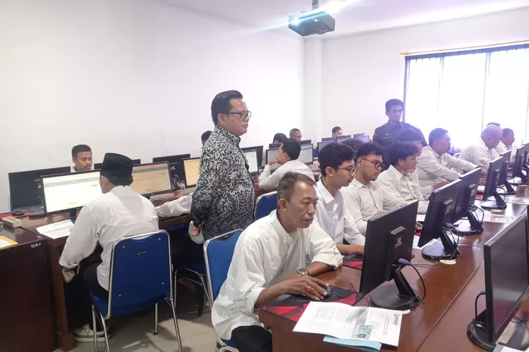 Calon Peserta Panitia Pengawas Kecamatan (Panwascam) Pilkada 2024 mengikuti tes Computer Assisted Test (CAT) (Samsudin/Metropolitan)