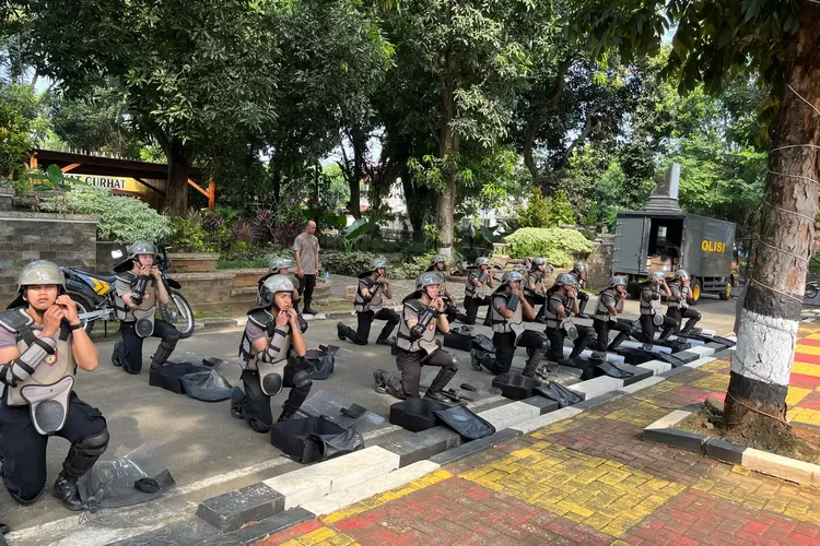 Personel Satuan Samapta Polres Purwakarta, Polda Jawa Barat, terus menggelar latihan Pengendalian Massa (Dalmas) dengan tujuan meningkatkan keterampilan anggota satuan tersebut.  (Herman/Metropolitan)