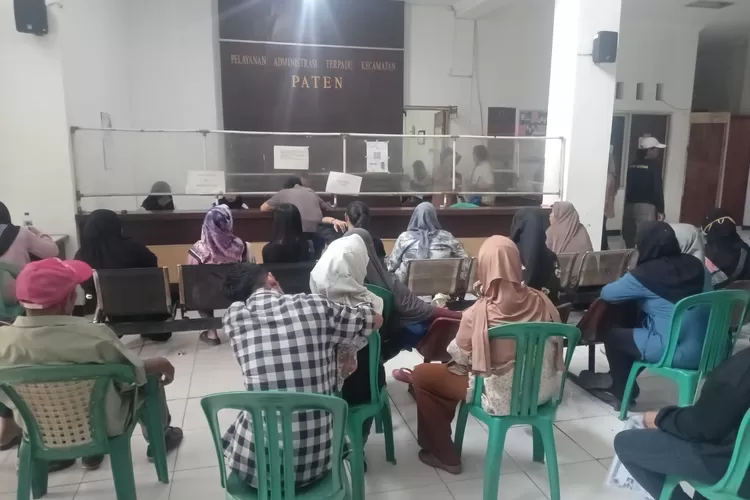 Kantor Pelayanan Kecamatan Cikampek, Kabupaten Karawang, ramai dikunjungi masyarakat yang ingin membuat administrasi kependudukan.  (Samsudin/Metropolitan)