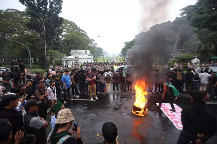 Aksi unjukrasa mahasiswa HMI Cabang Kota Bogor di depan Pintu Istana Bogor. 