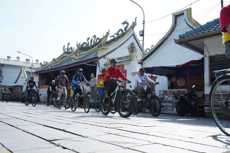 Wali Kota Semarang, Hevearita Gunaryanti Rahayu saat melaksanakan kegiatan bersepeda bersama jajaran Kepala OPD di kaasan Kota Lama Semarang, dan sempat singgah di Kelenteng Tay Kak Sie Semarang, Selasa (14/5). 