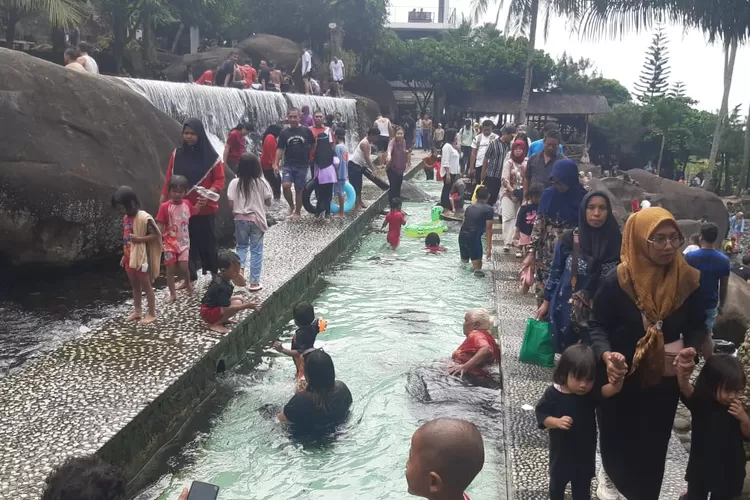 Membeludaknya jumlah wisatawan yang berkunjung ke objek wisata Taman Batu Purwakarta, pun jadi berkah bagi warga sekitar. (Herman/Metropolitan)