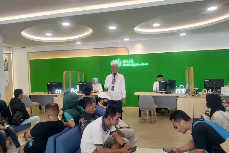 BPJS Ketenagakerjaan kantor cabang Bogor Cileungsi menggelar pemeriksaan kesehatan gratis saat May Day 2024. (BPJS Ketenagakerjaan)