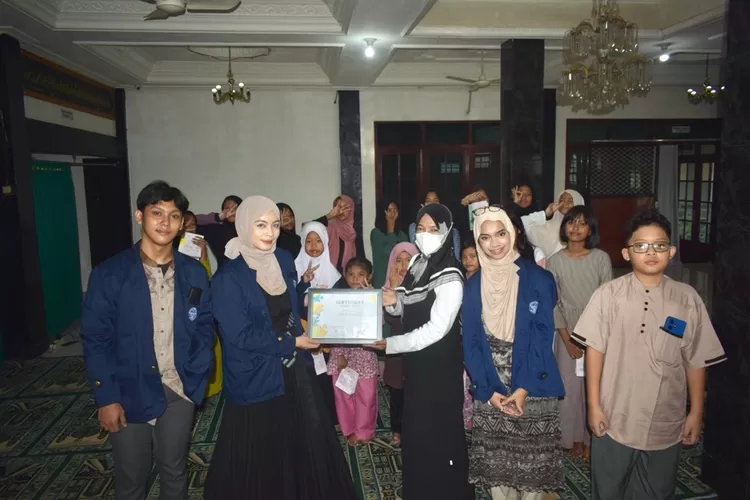 Mahasiswa Sekolah Vokasi (SV) IPB University Program Studi Komunikasi Digital dan Media Angkatan 59 mengadakan kegiatan sosialisasi buku edukasi anak di Pesantren Al Umar Cileungsi Kabupaten Bogor (Dok IPB )