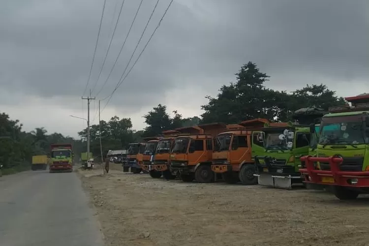 Uji coba kantong parkir truk tambang di Tenjo, Kabupaten Bogor. (Mulya/Metropolitan)