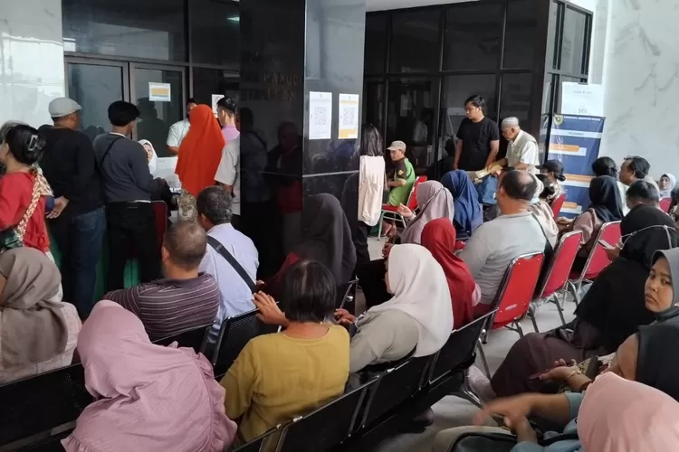 Warga mendapatkan layanan di Disdukcapil Kabupaten Bogor. (Mulya/Metropolitan)