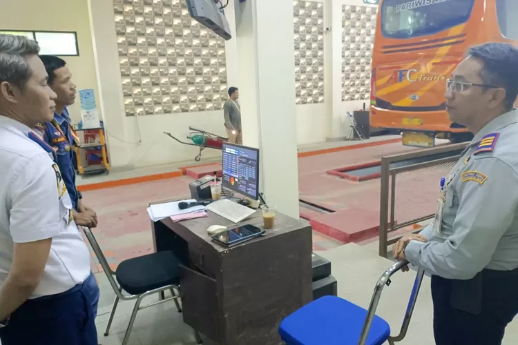 Dishub Purwakarta mengecek kondisi bus pariwisata yang biasa digunakan untuk study tour. (Herman/Metropolitan)