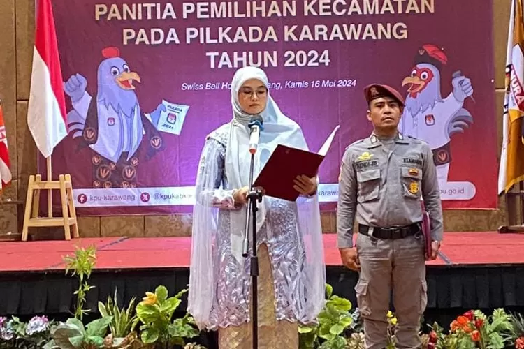 Ketua KPU Karawang Mari Fitriana melantik PPK Pilkada 2024. (Samsudin/Metropolitan)