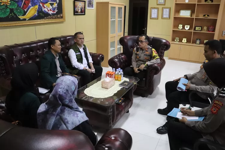 Pengurus IDI Purwakarta ketemu Wakapolres Kompol Ricky Adipartama. (Herman/Metropolitan)