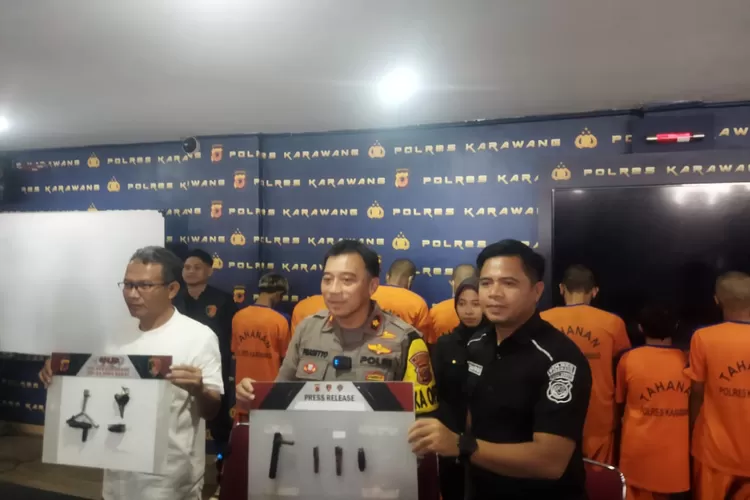  Polres Karawang berhasil menangkap tiga kelompok pelaku pencurian kendaraan bermotor (curanmor) yang beraksi di wilayah Karawang. (Samsudin/Metropolitan)