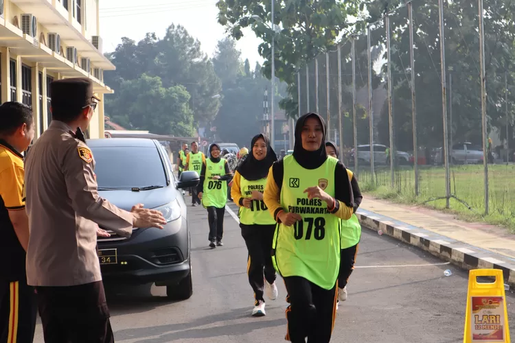 Polres Purwakarta mengikuti penilaian pembinaan kesamaptaan jasmani dan bela diri Polri semester I TA 2024 untuk seluruh personel di lapangan Mako Polres Purwakarta, (Herman/Metropolitan)