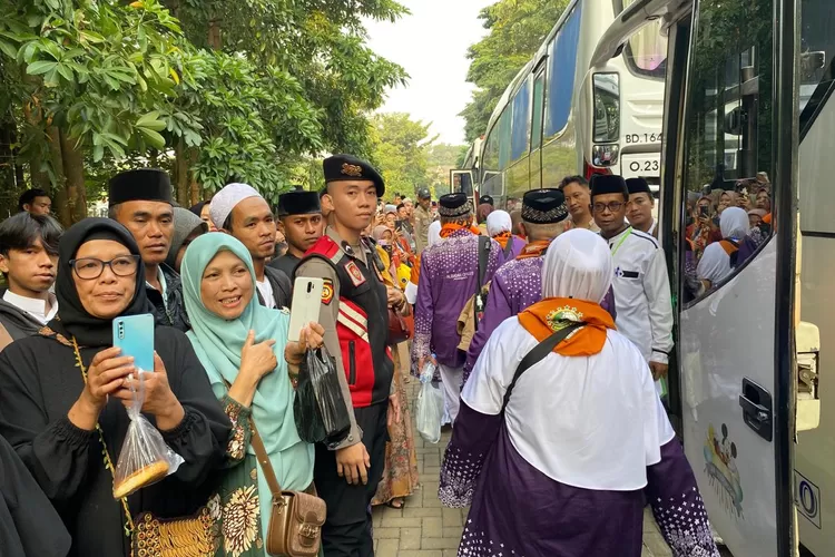 - Polres Purwakarta ikut menghadiri pelepasan keberangkatan jemaah haji kloter 15 dari Kabupaten Purwakarta, di Tajug Gede Cilodong (Herman/Metropolitan)